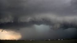 Tips Menghadapi Cuaca Badai Saat Sedang Berada di Atas Gunung Agar Tetap Selamat dan Aman