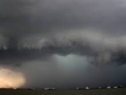 Tips Menghadapi Cuaca Badai Saat Sedang Berada di Atas Gunung Agar Tetap Selamat dan Aman